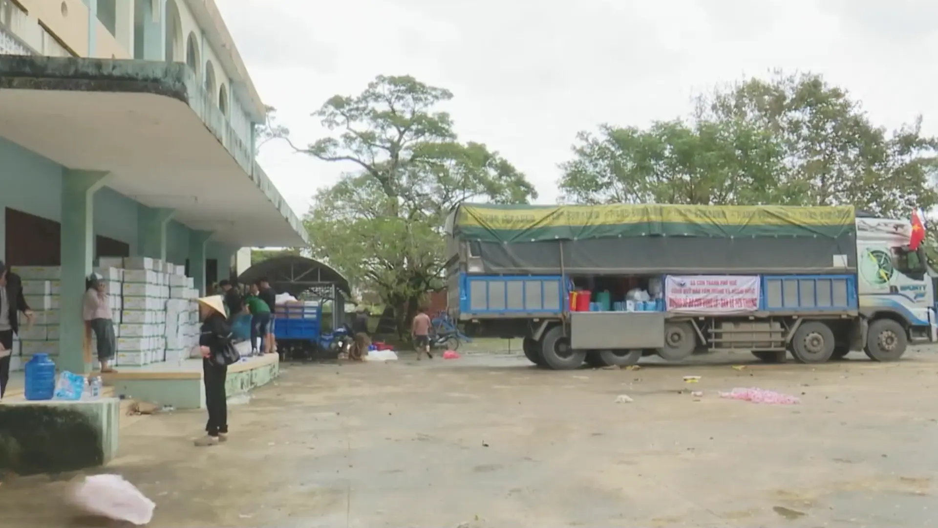 Hàng cứu trợ từ Thủ đô đã đến vùng lũ Đắk Lắk